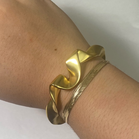 ⬇️🔴 MADEWELL gold plated twisted artisan bangle bracelet - Picture 9 of 10